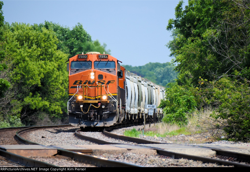 BNSF 7593 - On Siding